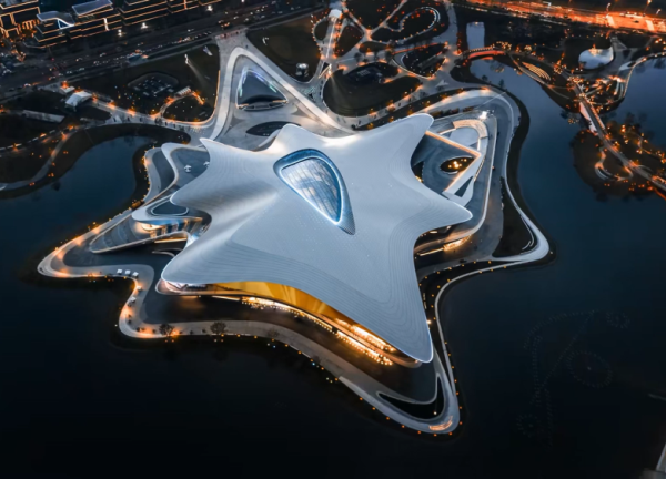 無限科幻大片！堅(jiān)朗晶泓LED光電玻璃，打造科幻大會(huì)場(chǎng)館玻璃立面