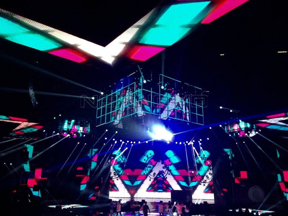 北京互聯(lián)網(wǎng)晚會透明LED數(shù)控魔方(圖2)