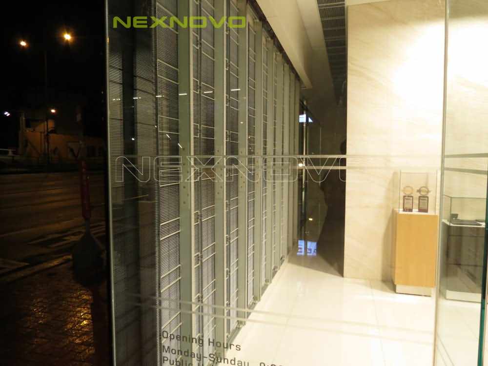 香港銅鑼灣路虎Landrove4S店透明LED顯示屏項(xiàng)目(圖3)